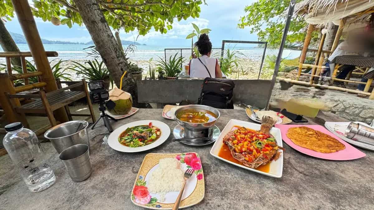 ร้านอาหารกะหลิมริมเล Kalim Rimlay Restaurant (Halal Food )