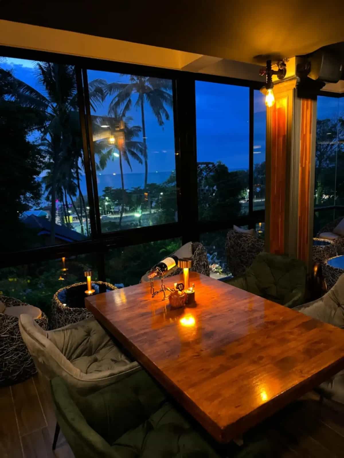 EAT Bar & Grill Restaurant
