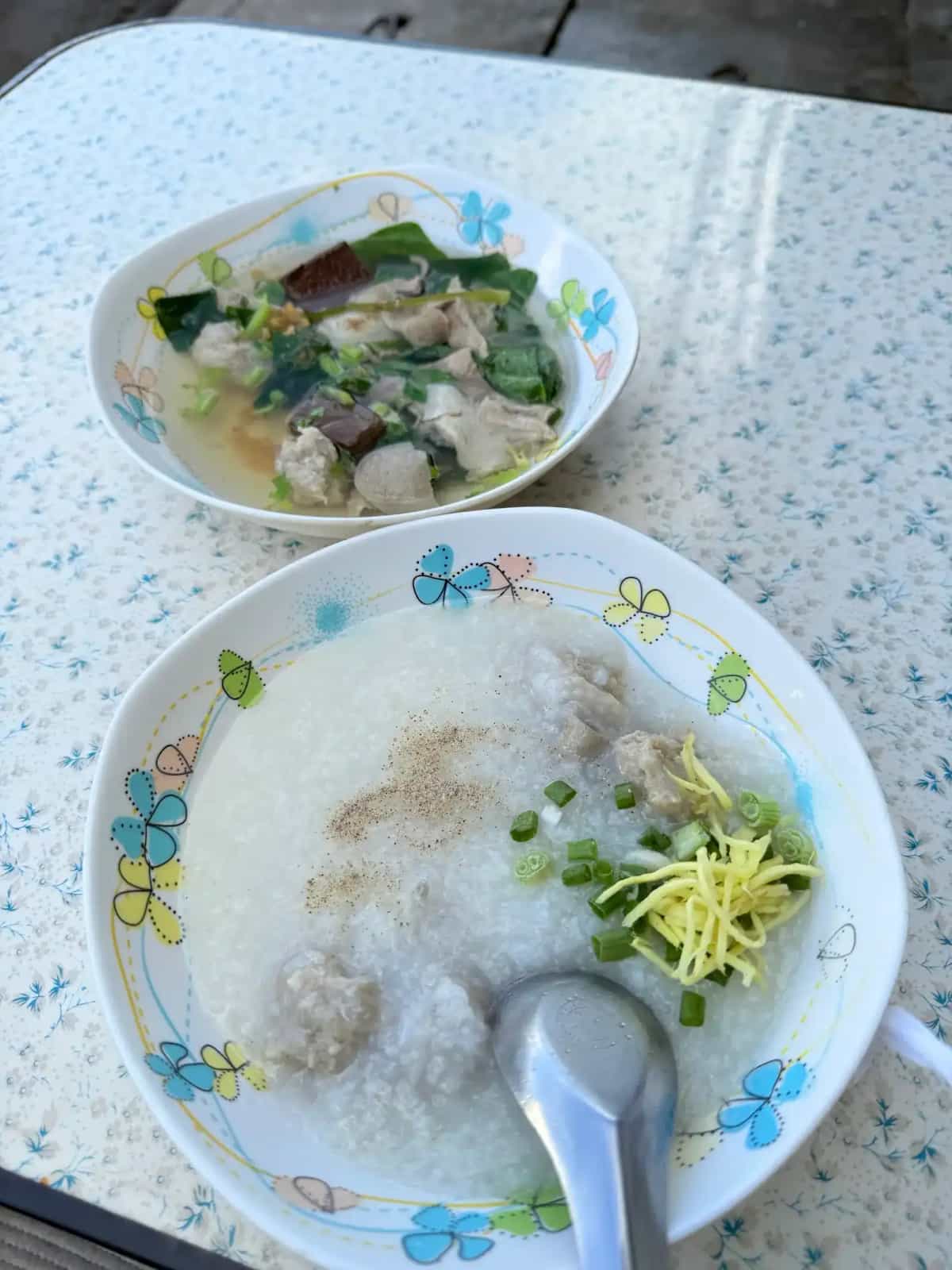 ร้านป้าเยาว์ โจ๊ก เกาเหลาเลือดหมูใบตำลึง ก๋วยจั๊บน้ำข้น