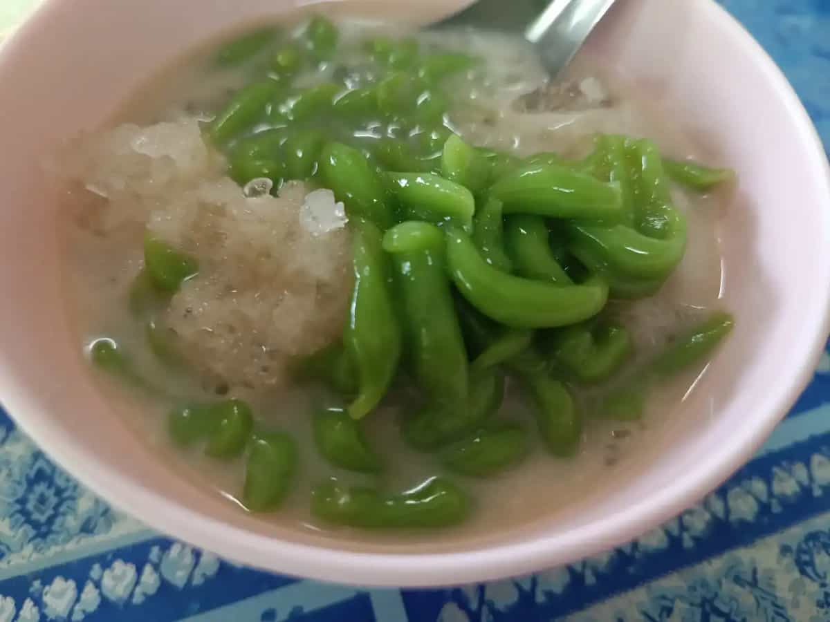 บะหมี่เกี้ยว ลอดช่องใบเตย