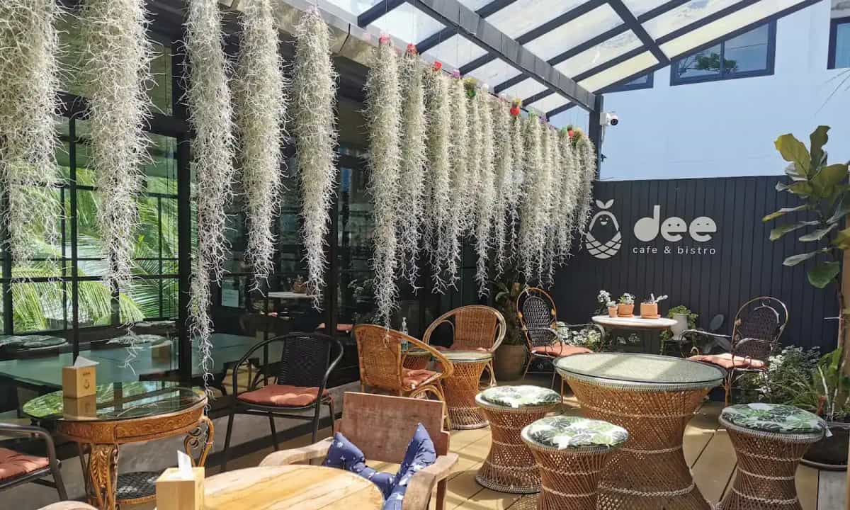 dee cafe & bistro