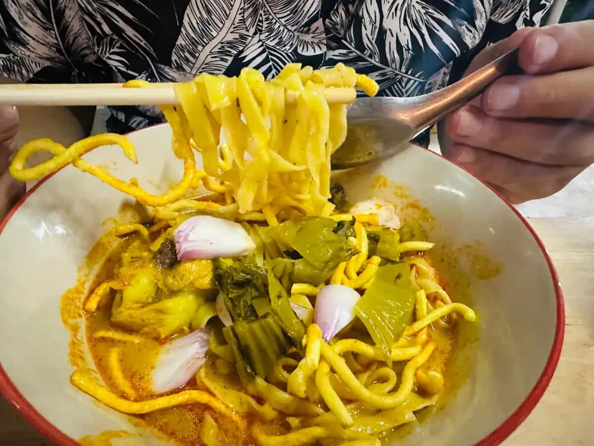 ข้าวซอย ขนมจีนน้ำเงี้ยว ครัวคุณทิพย์
