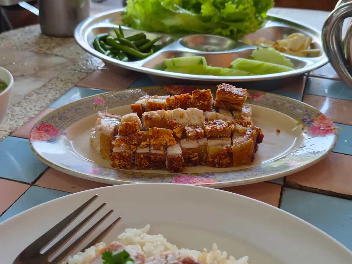 ร้านข้าวหมูกรอบคุณยาย