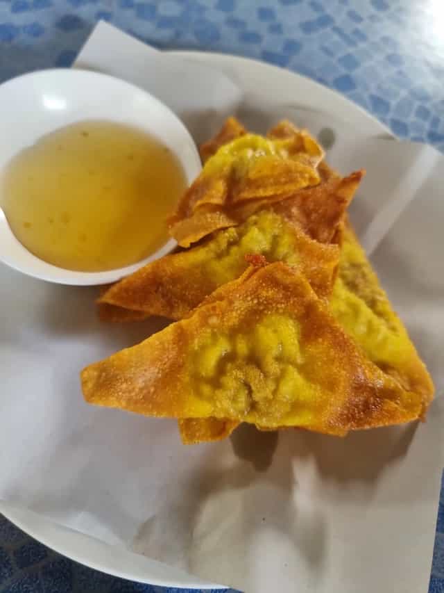 ผัดไทยหน้าวัดกะทู้ by แม่ยวนใจ