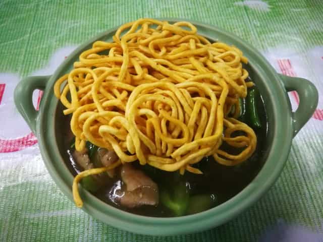 ราดหน้าหม้อดิน อาหารตามสั่ง