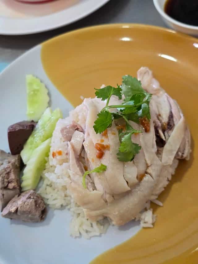เฮียชาติ ข้าวมันไก่