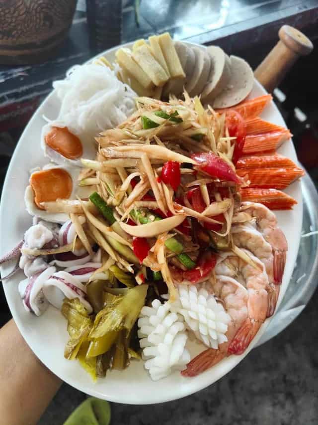 สิบแสนส้มตำแจ่วฮ้อนจิ้มจุ่ม
