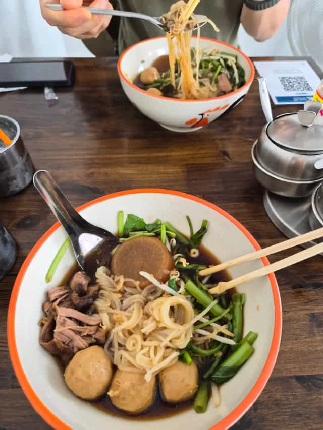 ก๋วยเตี๋ยวไฟแดง ( แยกกมลา )