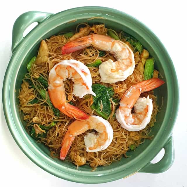 ราดหน้าหม้อดิน อาหารตามสั่ง