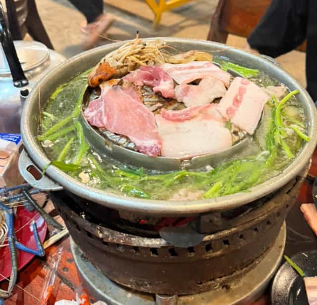อิ่มเอมหมูกะทะ​