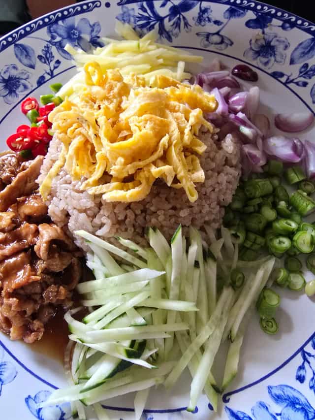 ผัดไทยหน้าวัดกะทู้ by แม่ยวนใจ