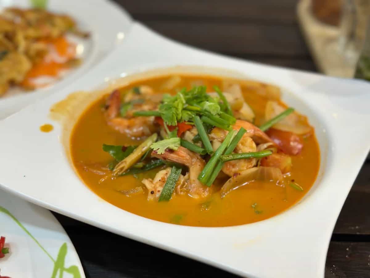 Zarah Bites & brews Halal (ติดกับร้าน Mahsuri Tour kamala)