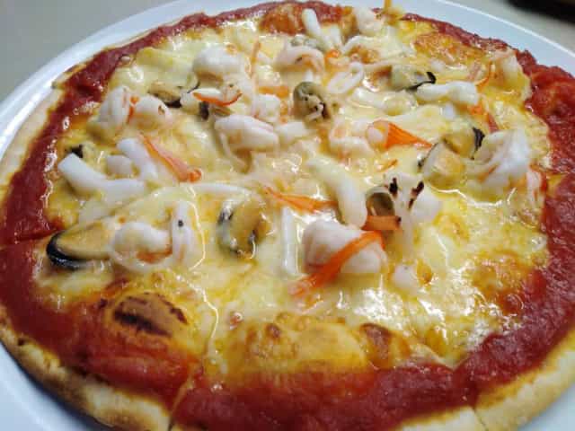 K&F pizza in coconut gardenร้านอาหารเคแอนด์เอฟ