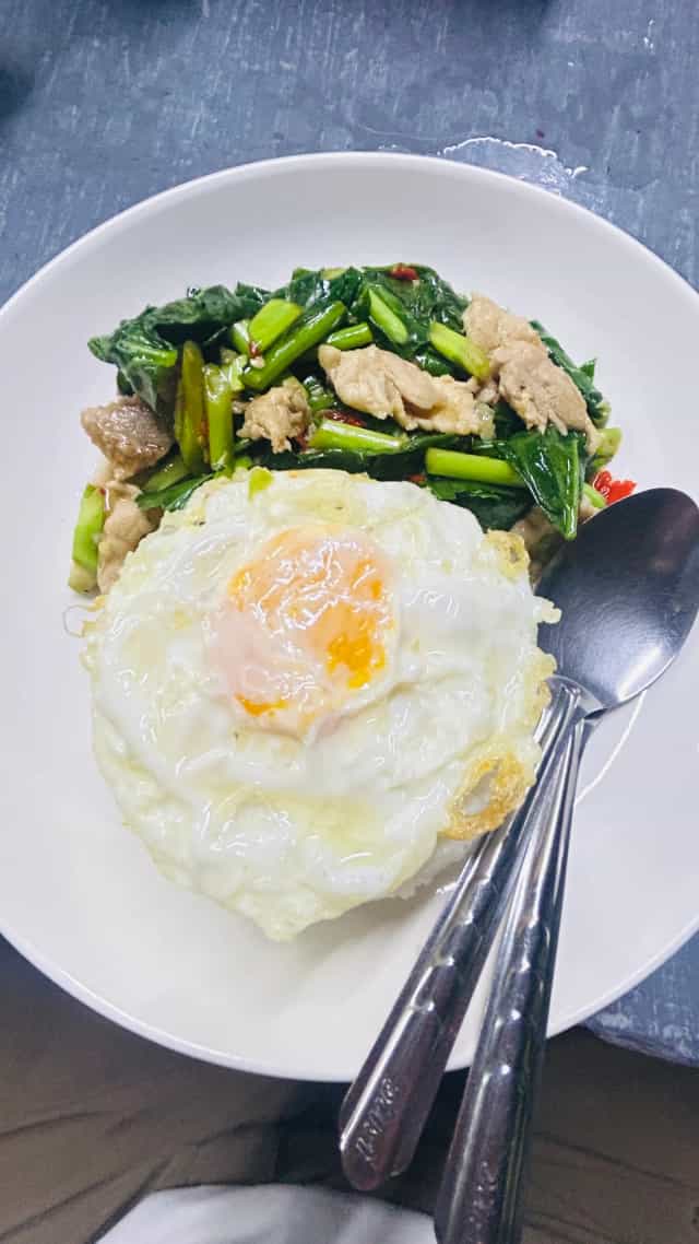 ราดหน้าหม้อดิน อาหารตามสั่ง