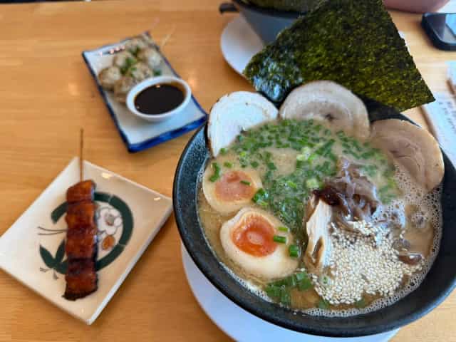 hana cafe + ramen rawai らあめん花亭 ラワイ店