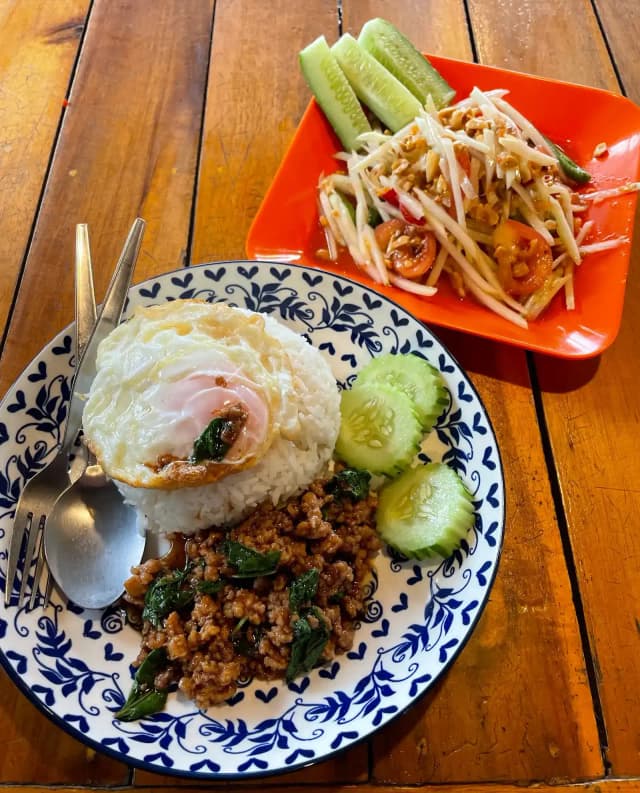 ส้มตำป้าติ๋ว เชิงทะเล