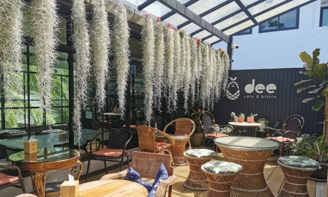 dee cafe & bistro