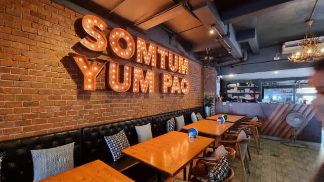 ส้มตำ ยำ เผา Somtum Yum Pao
