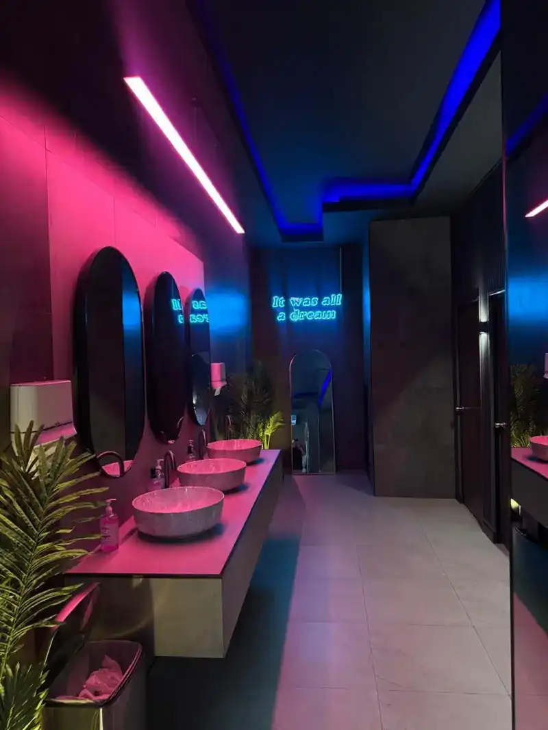 Strawberry Sports Lounge | Phuket